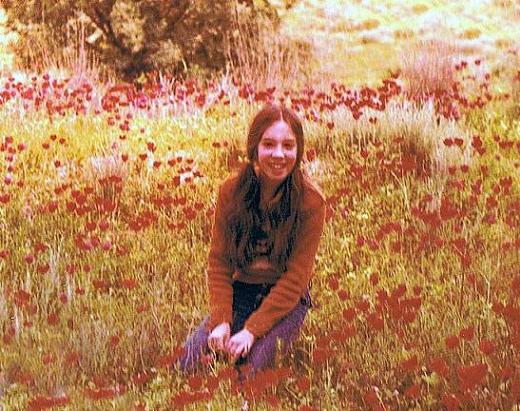 תמונה מילדותי, יושבת בשדה נוריות