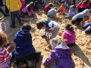 ילדי הגן חוקרים את החול